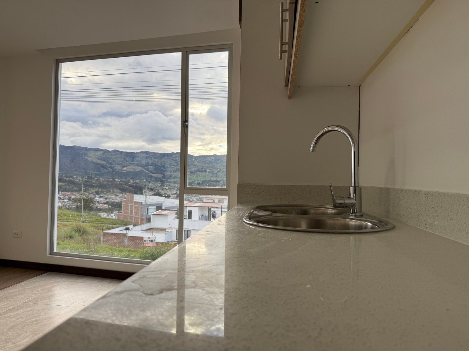 Kitchen counter with views over Loja's hills