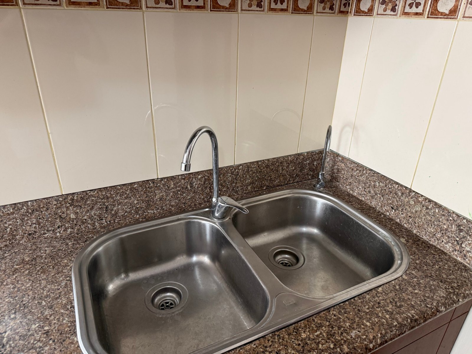 Double kitchen sink and granite countertop