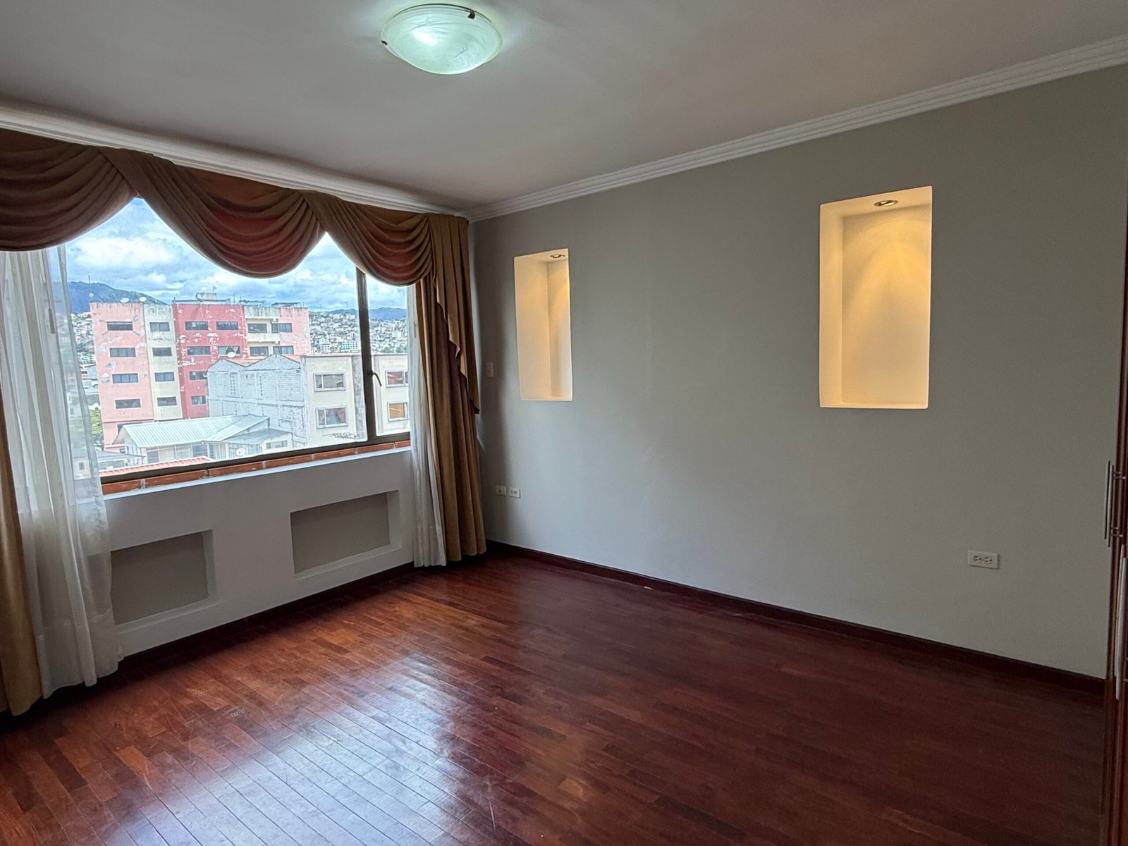 Bedroom with hardwood flooring and a view over Loja