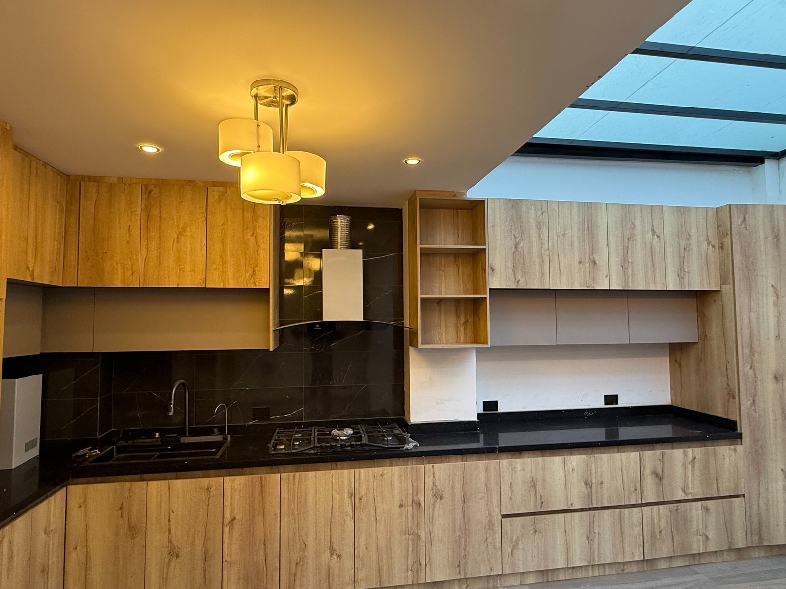 Equipped modern kitchen with skylight in Parkenor, Loja