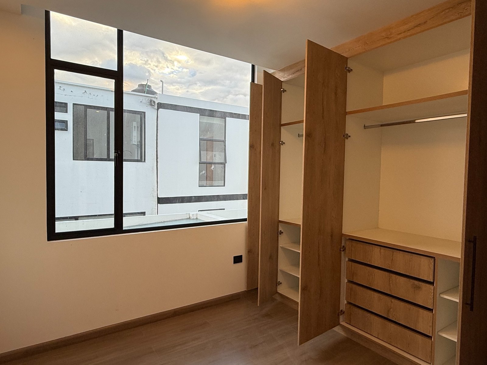 Bedroom with built-in wardrobe in the new Parkenor house