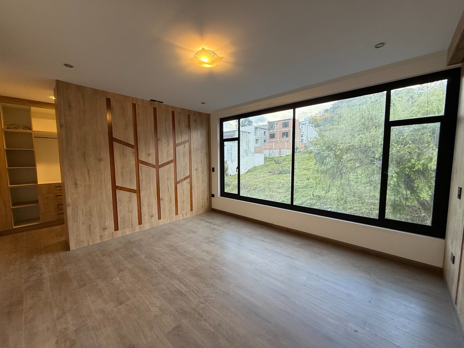 Bright primary bedroom with large windows in Parkenor, Loja