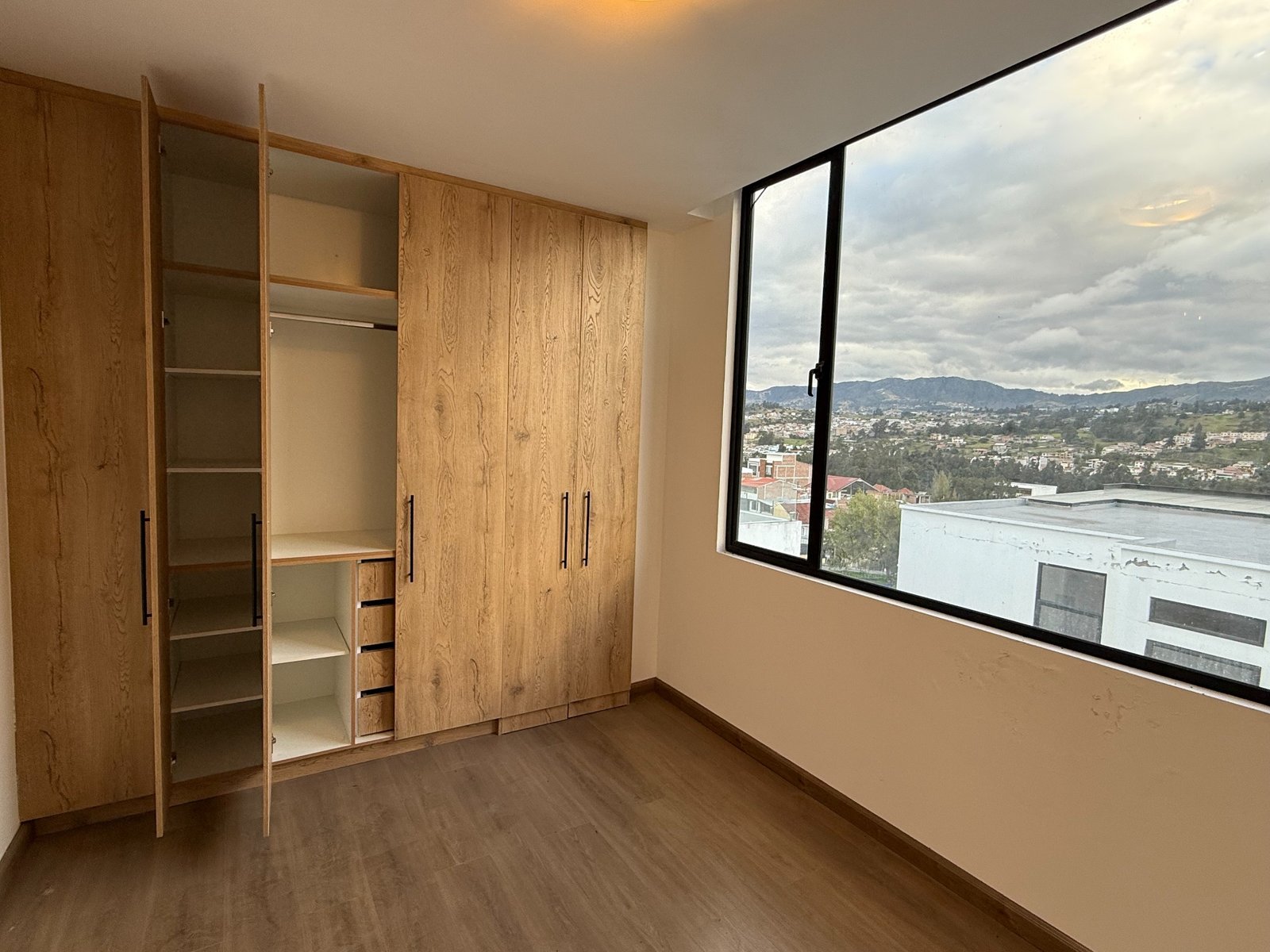 Bedroom with built-in closets and panoramic views in Parkenor, Loja