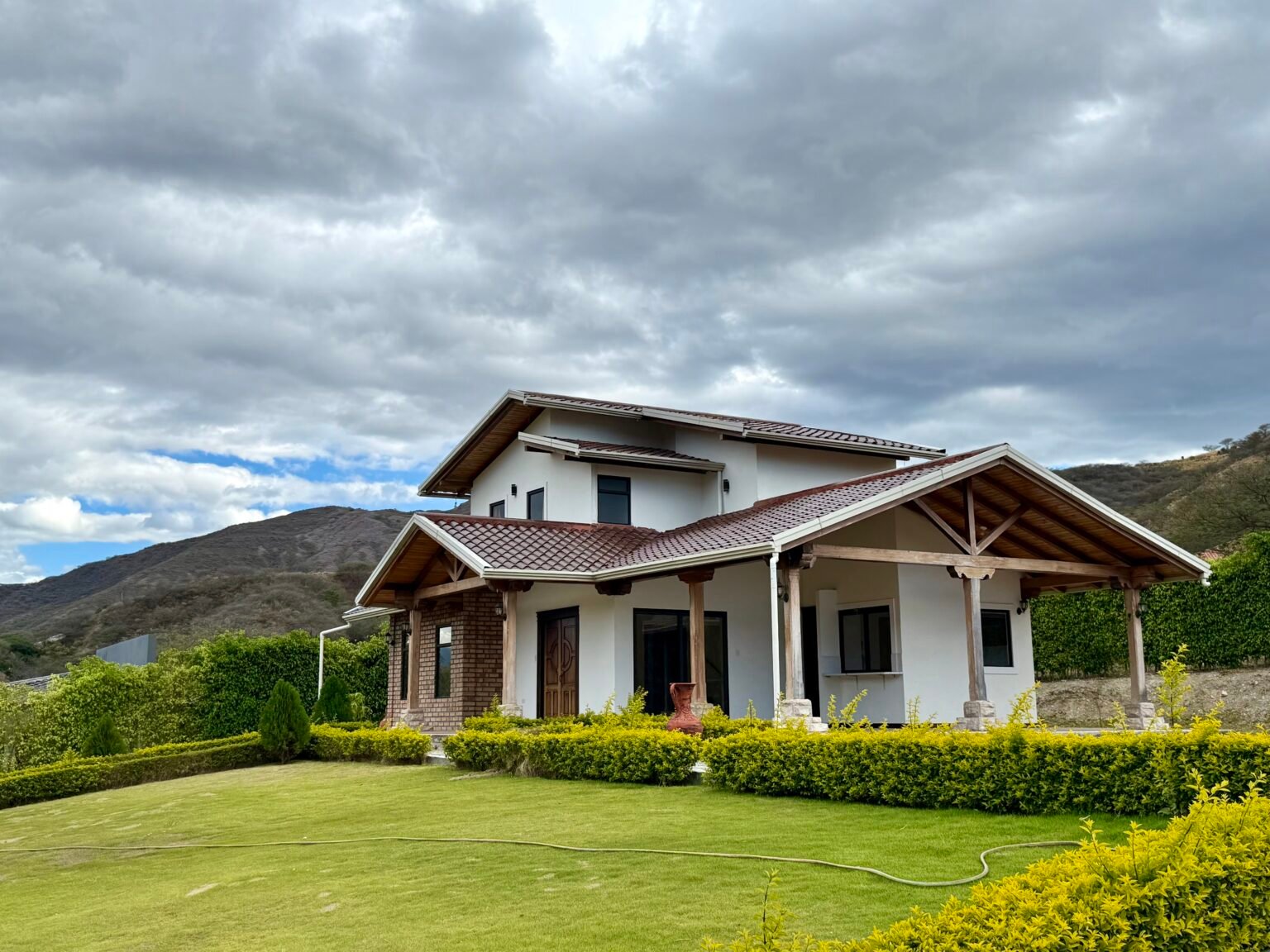Two-story house for sale in Vista Bella, Malacatos Ecuador