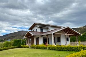 Two-story house for sale in Vista Bella, Malacatos Ecuador