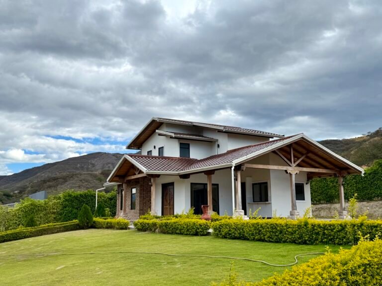 Two-story house for sale in Vista Bella, Malacatos Ecuador