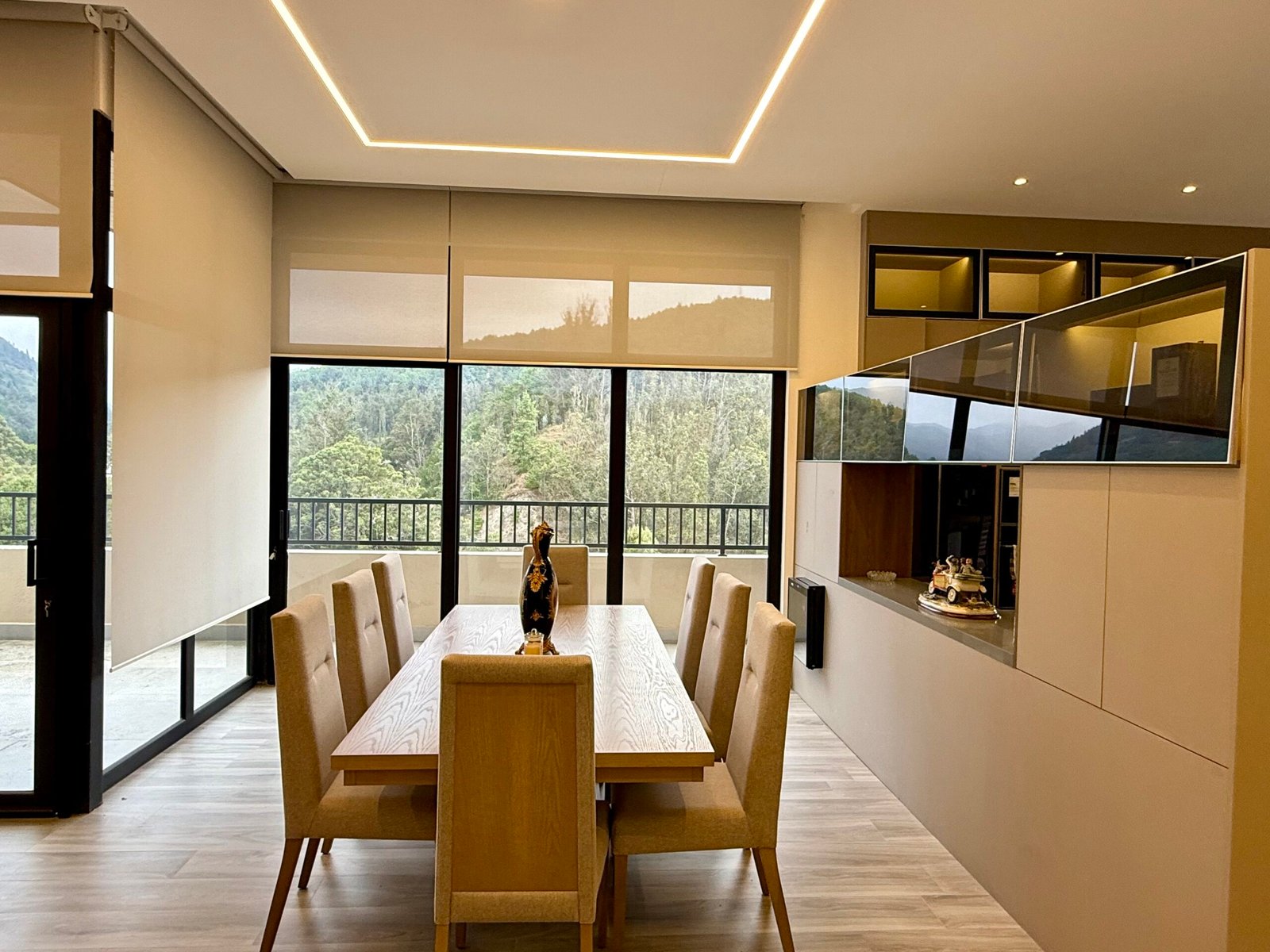 Dining room opening onto the panoramic balcony