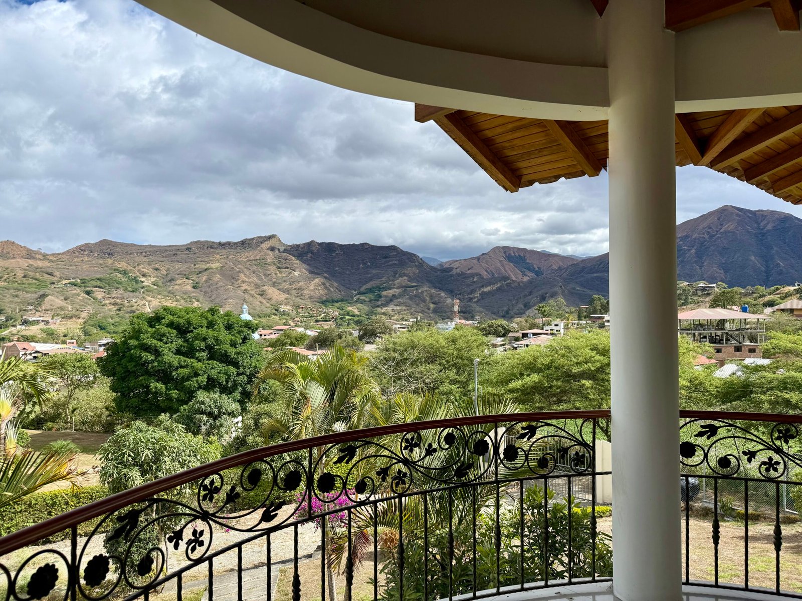 Covered terrace with mountain views