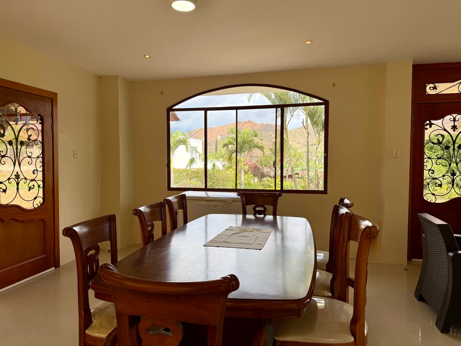 Spacious room with an arched picture window