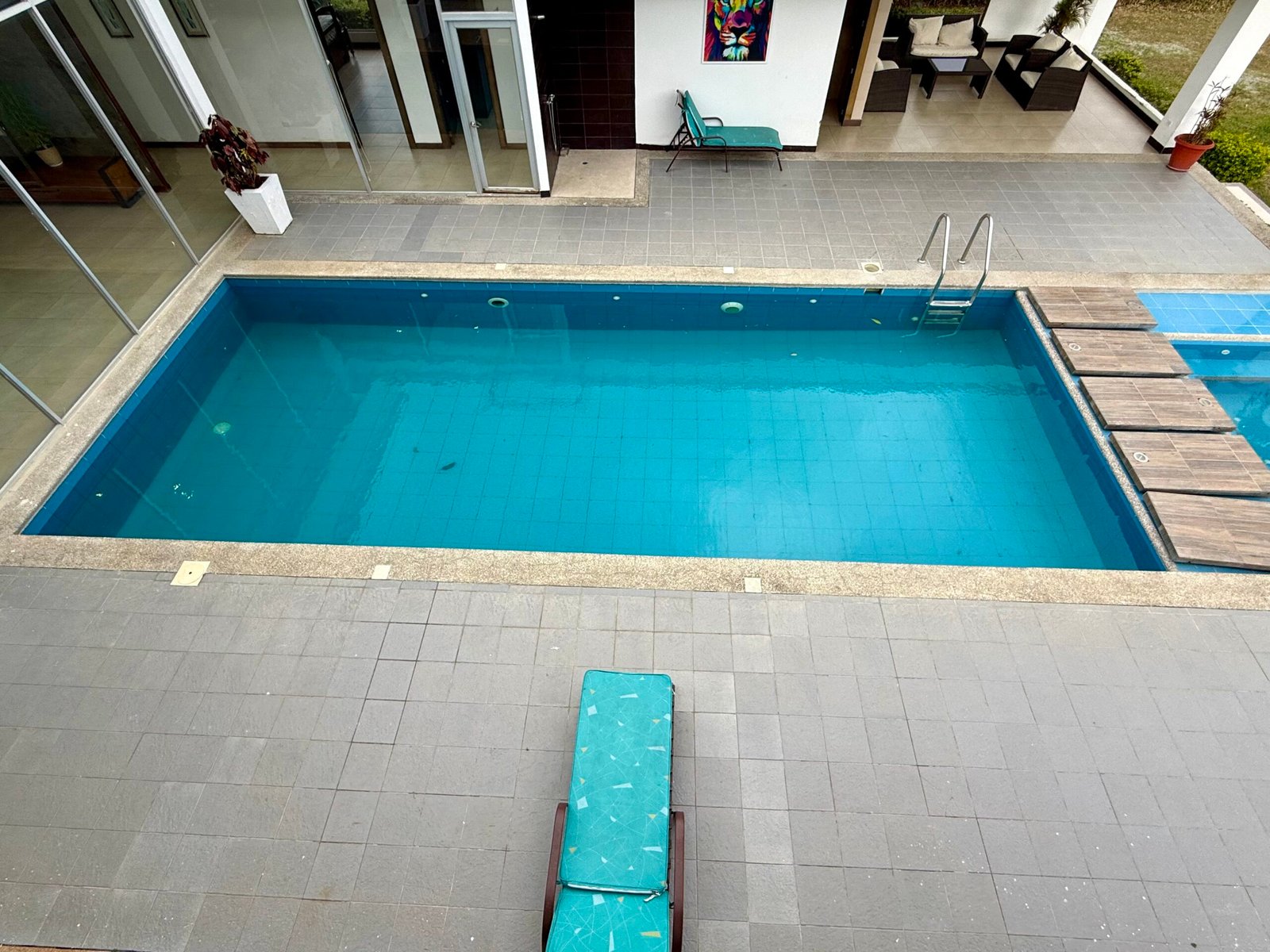 Swimming pool beside the furnished luxury home in Malacatos