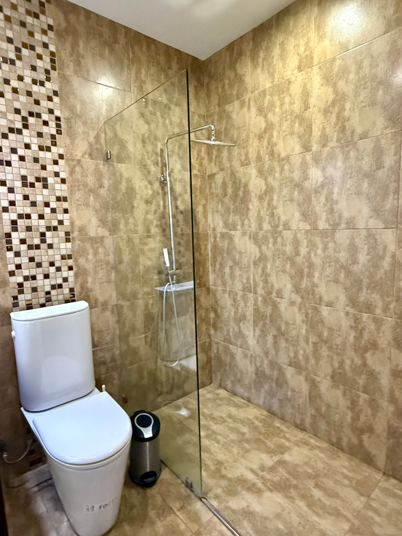 Walk-in shower with stone-patterned wall tile