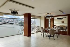 Furnished living and dining area with city views in the Torre Kigman apartment