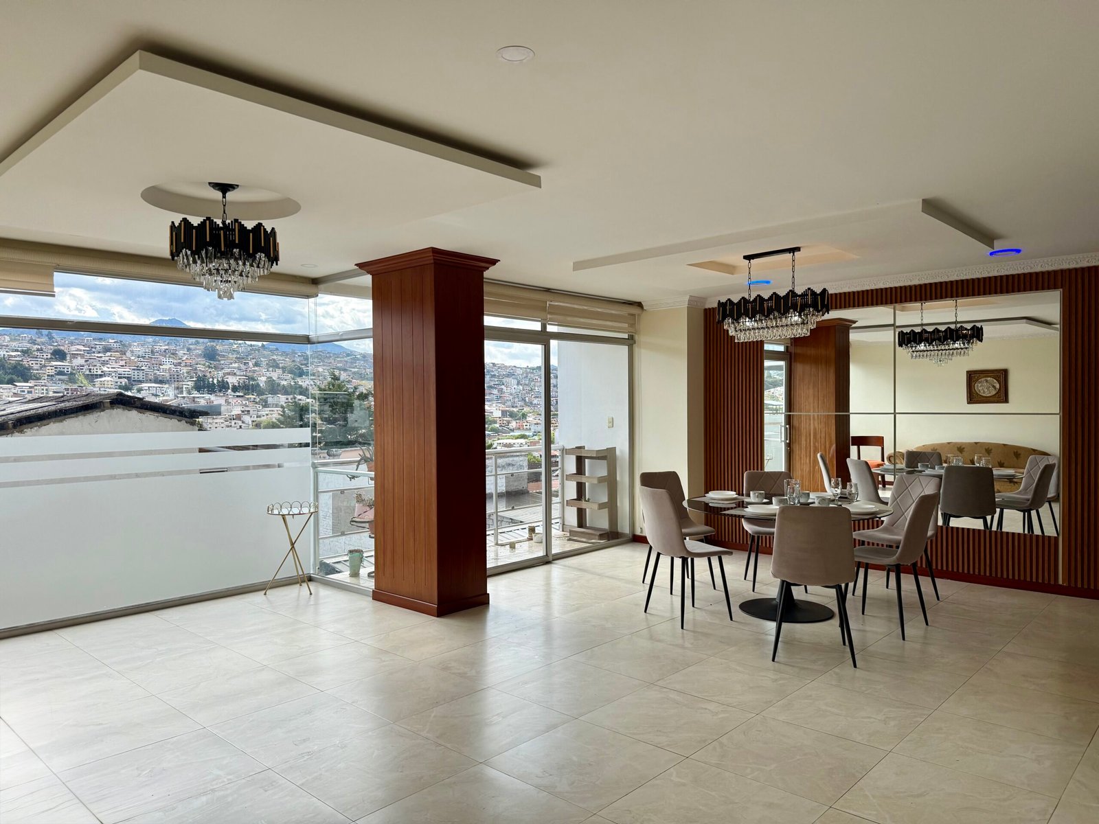 Furnished living and dining area with city views in the Torre Kigman apartment