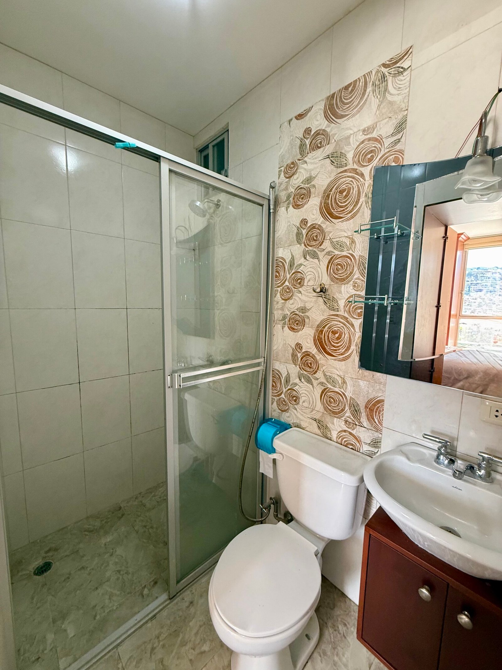 Bathroom shower with stone-look wall tiles