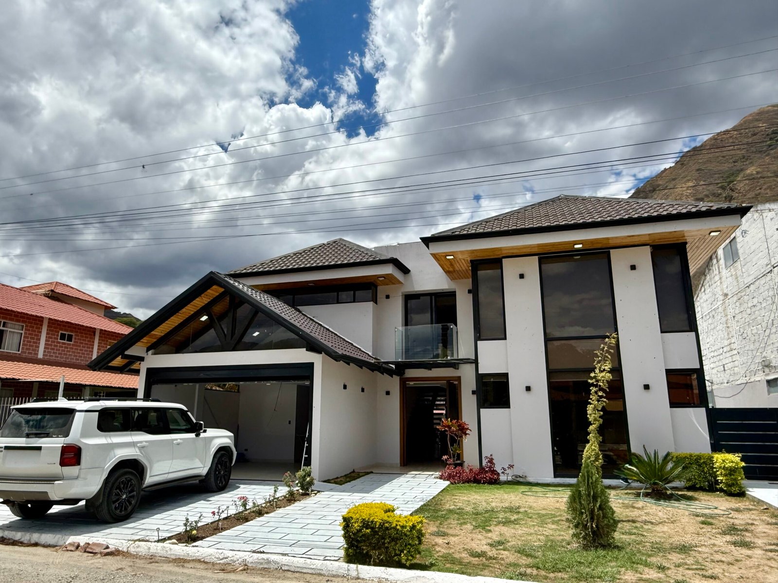 Front exterior of the Country Club house in Malacatos